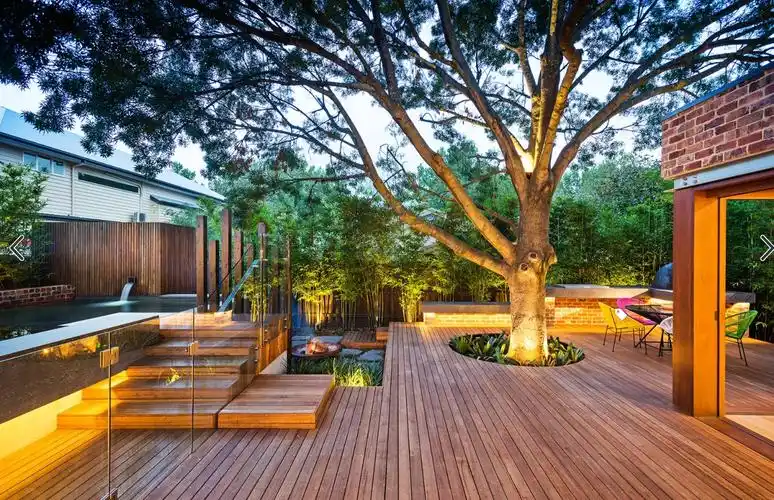 庭院案例:一棵景观树,美了这个别墅泳池庭院!