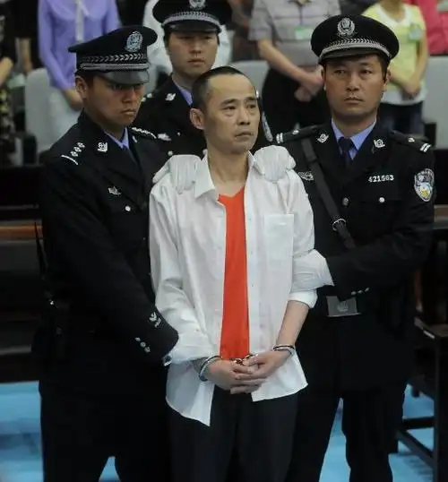 2015年四川刘汉被判死刑,押到火葬场抬进执行车,离开时神情恍惚|刘维