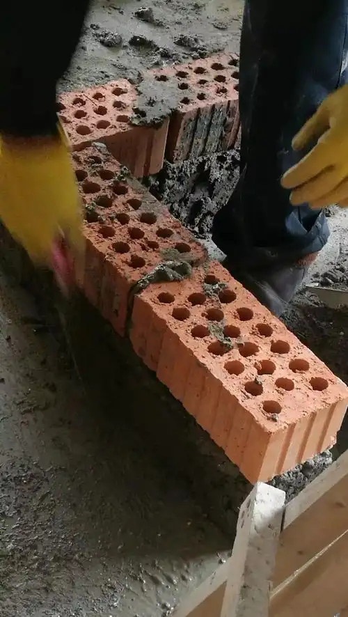 上做止水梁20-30公分(石子 水泥 黄沙 防水剂)图中止水梁上砌多孔砖