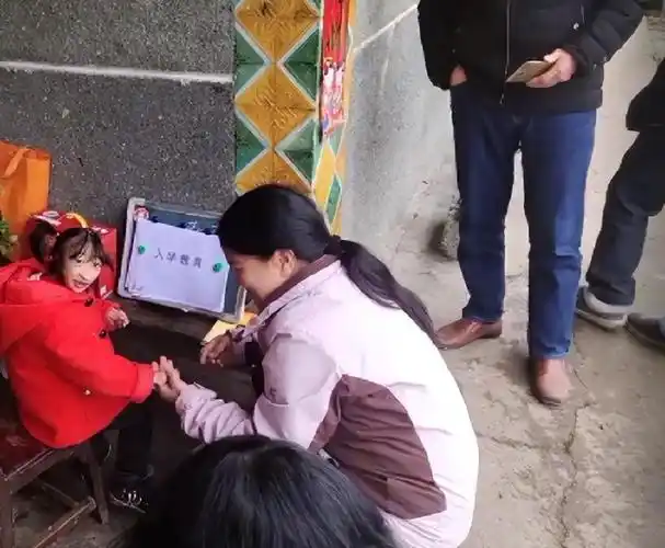 2009年湖南一女子生下猴婴出租车直接拒载坐不下