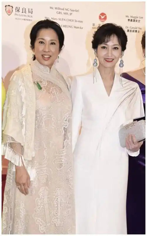 俩港姐打扮素雅大方,朱玲玲面部饱满一脸福相_雅集_李洁莹_组织