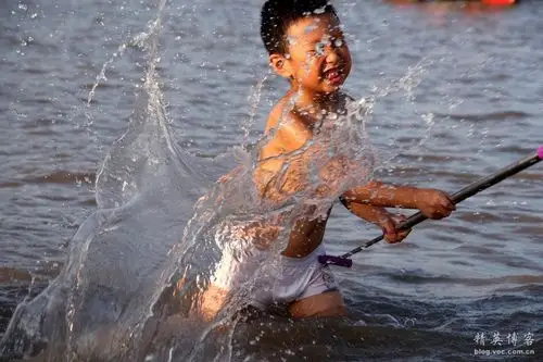 100  《小童戏水》  李存茂