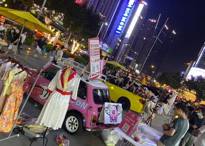 开劳斯莱斯法拉利都要去摆摊这样的地摊你见过没