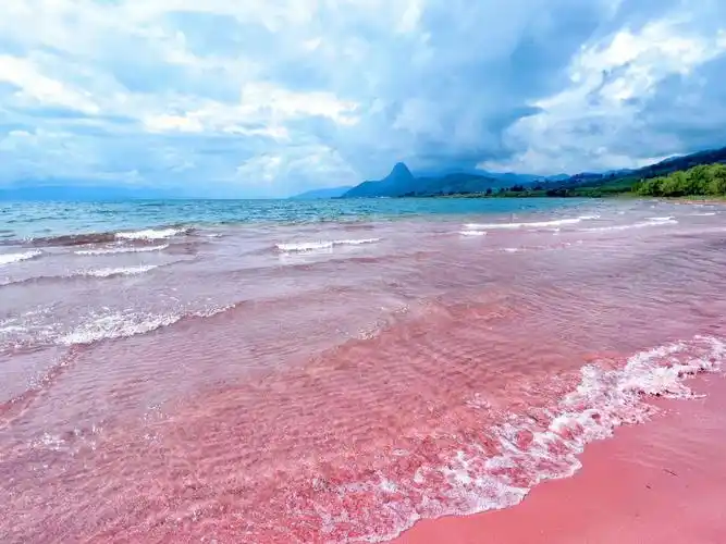 抚仙湖红色沙滩   肉眼看也是粉粉的 调个色会更文艺