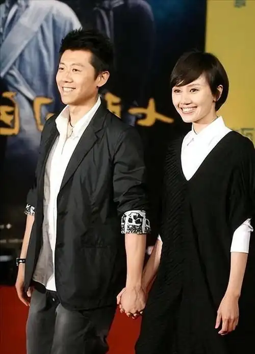 夏雨婚礼未请父亲婚后与母亲算账妻子袁泉心疼不已