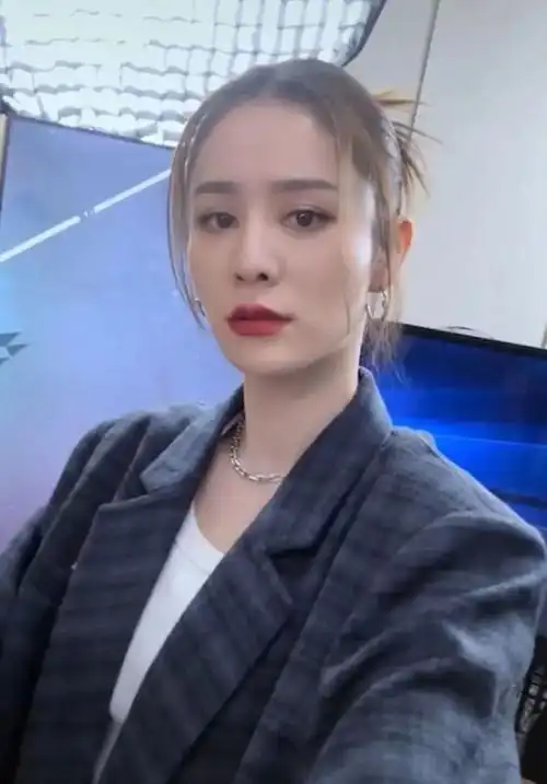 林峯老婆张馨月穿衣搭配品味一言难尽,遭网民狠批兼与吴千语比较