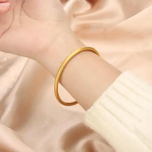 2021年最流行的金手镯款式