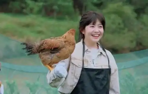 队友都穿鞋套进鸡窝,谁注意杨超越?农村孩子最后的体面?