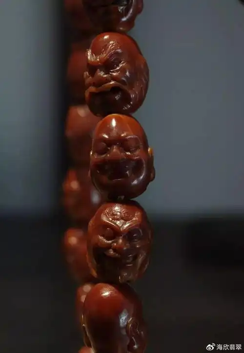 核雕作品在我国南方地区经过盘玩后通常会呈现明润,透亮的光泽,而在