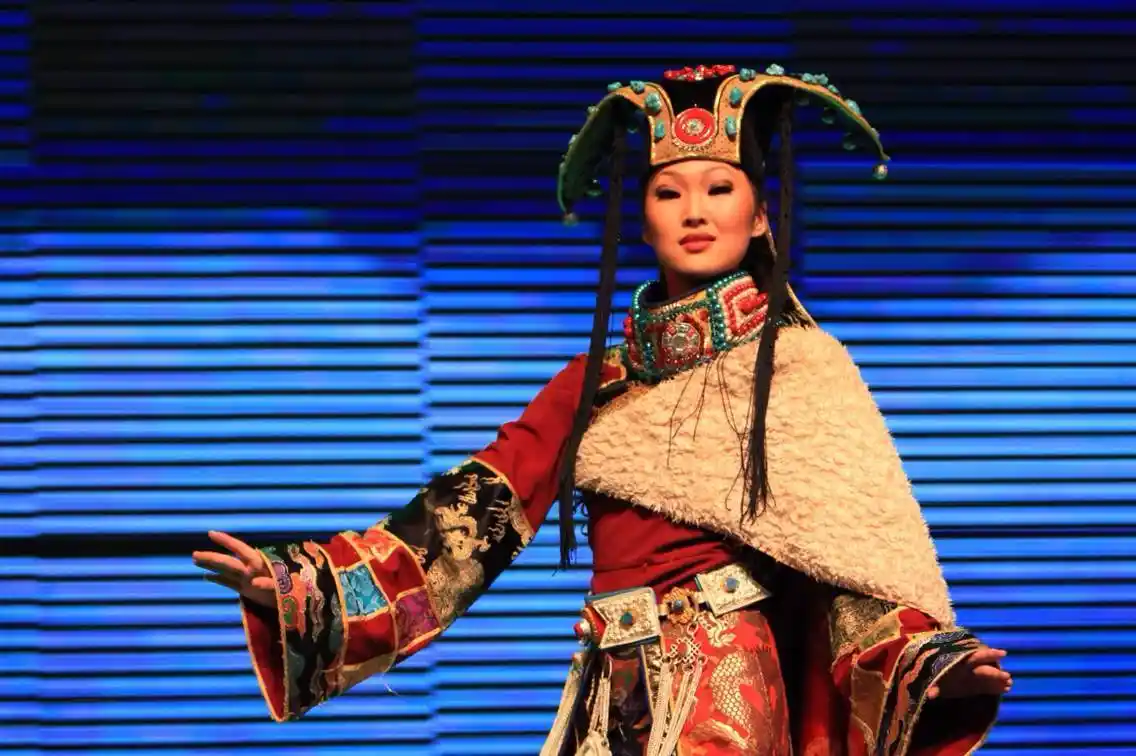 图瓦共和国额德盖服饰展演