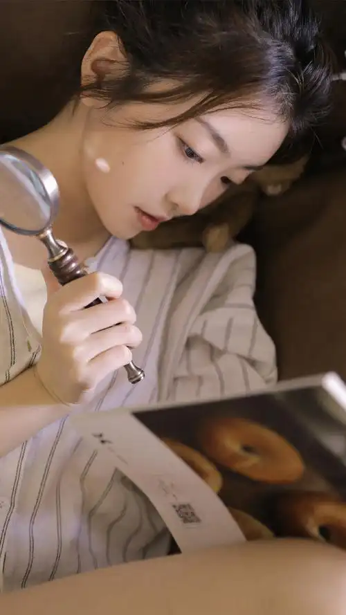 甜美居家美女手机壁纸