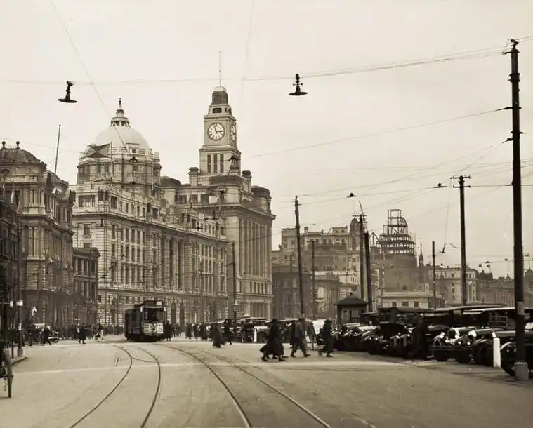 1928年上海外滩建筑群中的汇丰银行大楼