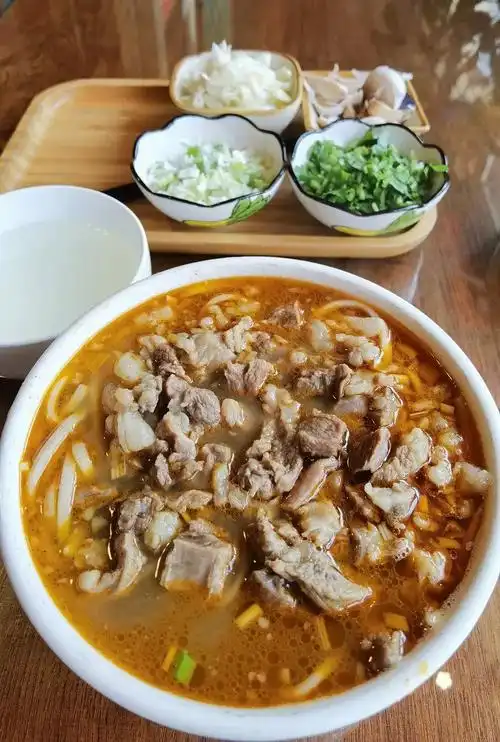 陕北靖边的羊肉面,配着蒜的辛辣吃羊肉更带劲儿.