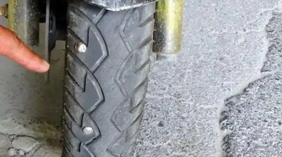 50米路面撒上千图钉十多辆电动车被扎