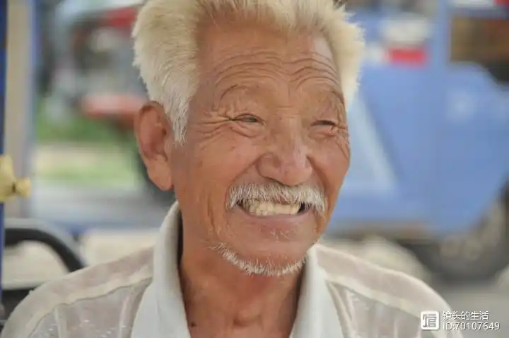 八旬白发白须老人,四代中医世家,入土前想为"光棍儿"寻个媳妇