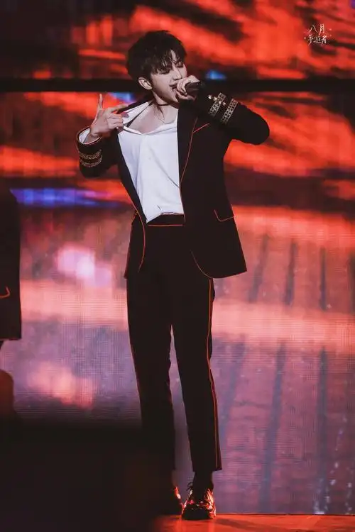 蔡徐坤劲歌热舞韩范十足