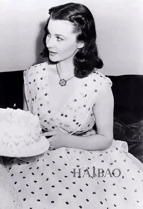 "赫本裙"和波点元素的结合,很有看点.