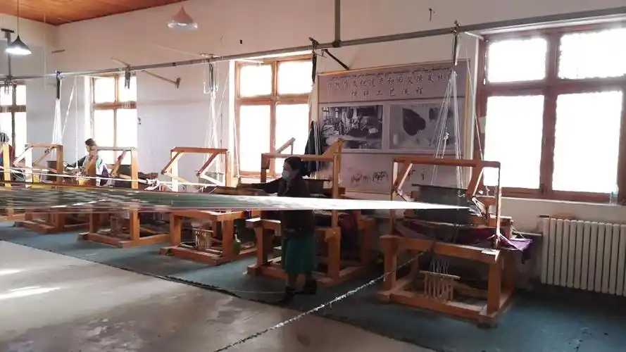 艾德莱斯丝绸传统制作工艺被誉为"二十一世纪最后的手工业"如今在新疆