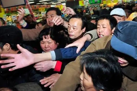 3月17日,北京一超市内,民众抢购食用盐.