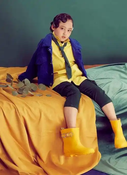 民国风的发型给人一种很气质的感觉,但是张婉儿却穿上了现代的服饰