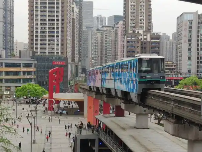 重庆单轨2号线8编组列车上线时速每小时80公里载客量1802人