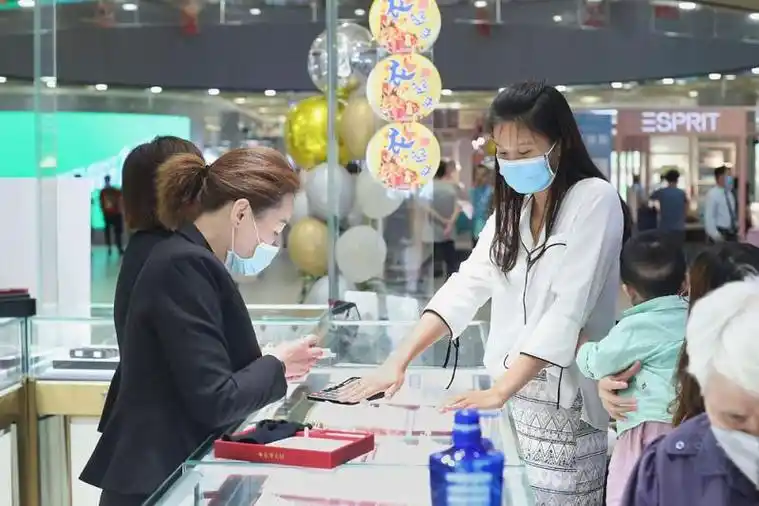 商场在做好疫情防控的同时,兼顾购物的舒适度,为顾客"买买买"提供安心