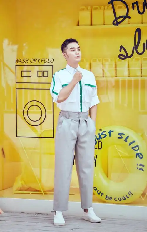 王铭铎夏日大片曝光,慵懒随性尽显阳光帅气