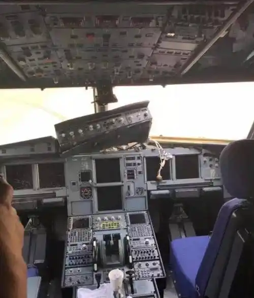 刘传健:生死飞行34分钟,从死神手中夺回了128条生命_玻璃_飞机_驾驶舱