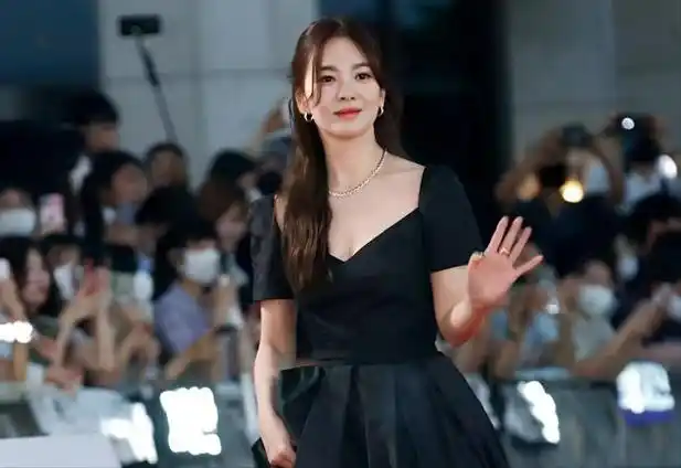 宋慧乔红毯造型太绝了,黑色裙装展现女神范儿!