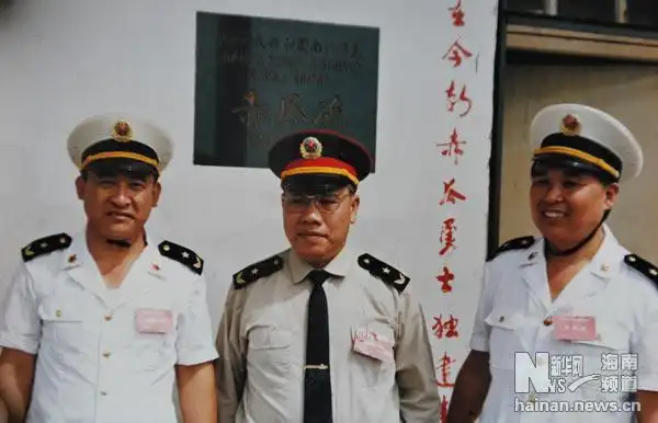 1992年1月17日,刘卫东(左)肖旭初(中)和周坤仁三位将军在赤瓜礁.