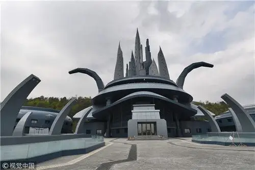 50米高变形金刚为东方科幻谷项目的标志性构筑物,该构筑物设计为蹦极