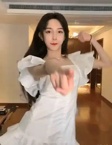 原创女装大佬翻车了穿时尚小裙子不料被腋窝出卖女生一般都没有