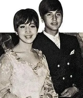 赌王四太年轻照比已故长女小14岁这颜值真的太可以了