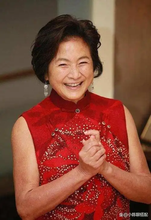 武侠影后郑佩佩,心态不老成,穿衣不沉闷,76岁依旧活得漂亮