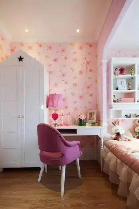 床品及窗帘,呈现公主范儿的梦幻感;条纹的加以点缀,让儿童房充满了