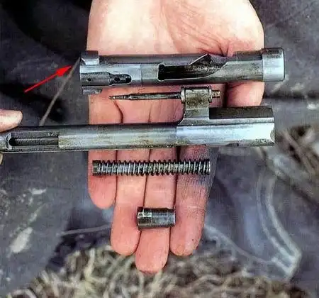 mg43不能像minimi那样用弹匣供弹mg43的枪托向左折叠,不影响操作扳机.