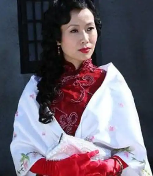 57岁叶童私下反差大全身豹纹打扮贵气富态蹦迪嗨玩到凌晨1点