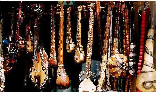 都有哪些吧~ 弹拨尔又称弹布尔 是维吾尔族所有乐器中最长的乐器 长达