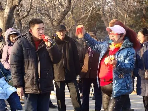 冬季公园里面的老年人