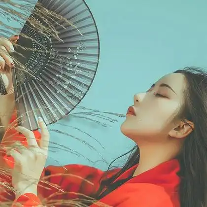 时尚汉服带折扇女生头像唯美古风真人头像