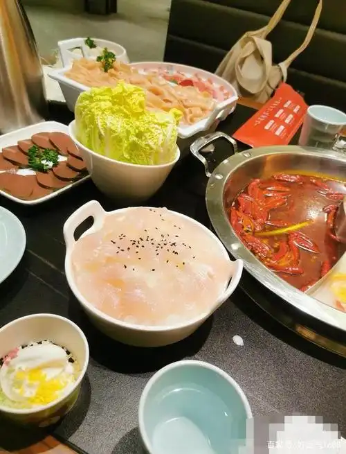 全家人一起吃火锅难得团聚真开心