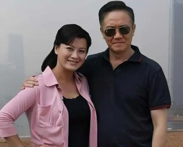 这是一条大新闻,各大媒体揪着史兰芽是第三者,李幼斌婚内出轨的事情不