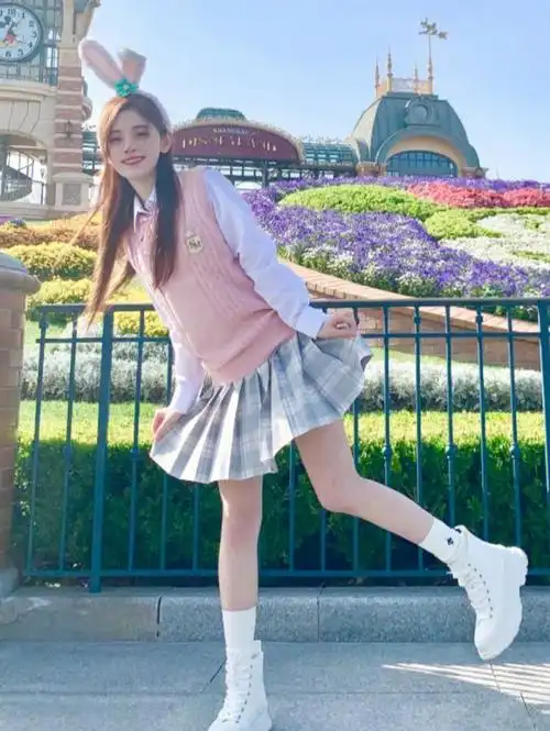 鞠婧祎的腿也太细了吧!穿上jk制服的样子,真是减龄10岁呀!