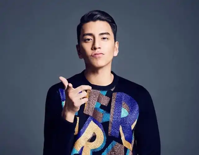 是曾因《我的少女时代》爆红,以"嘴大"闻名的男星