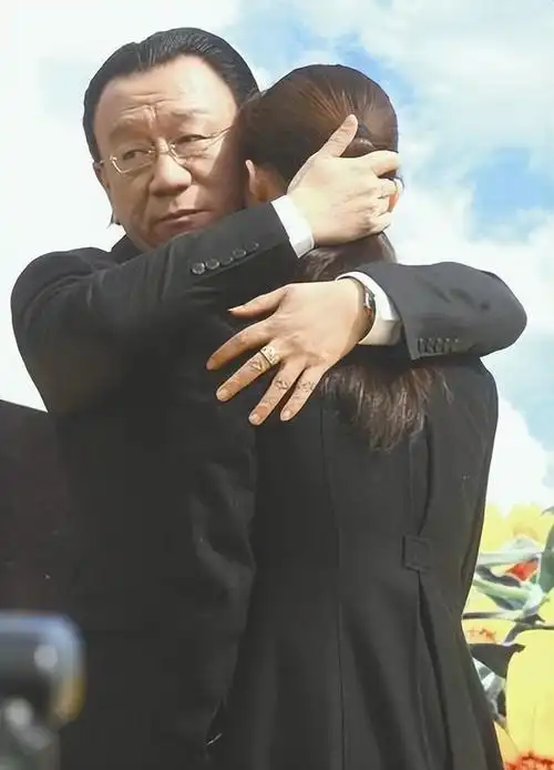 曾怨恨父亲侯耀文14年,还状告侯耀华,如今42岁的侯瓒过得怎样?