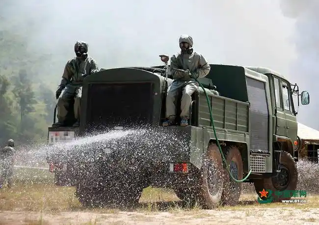 洗消组运用洗消车对"染毒"区域进行洗消.