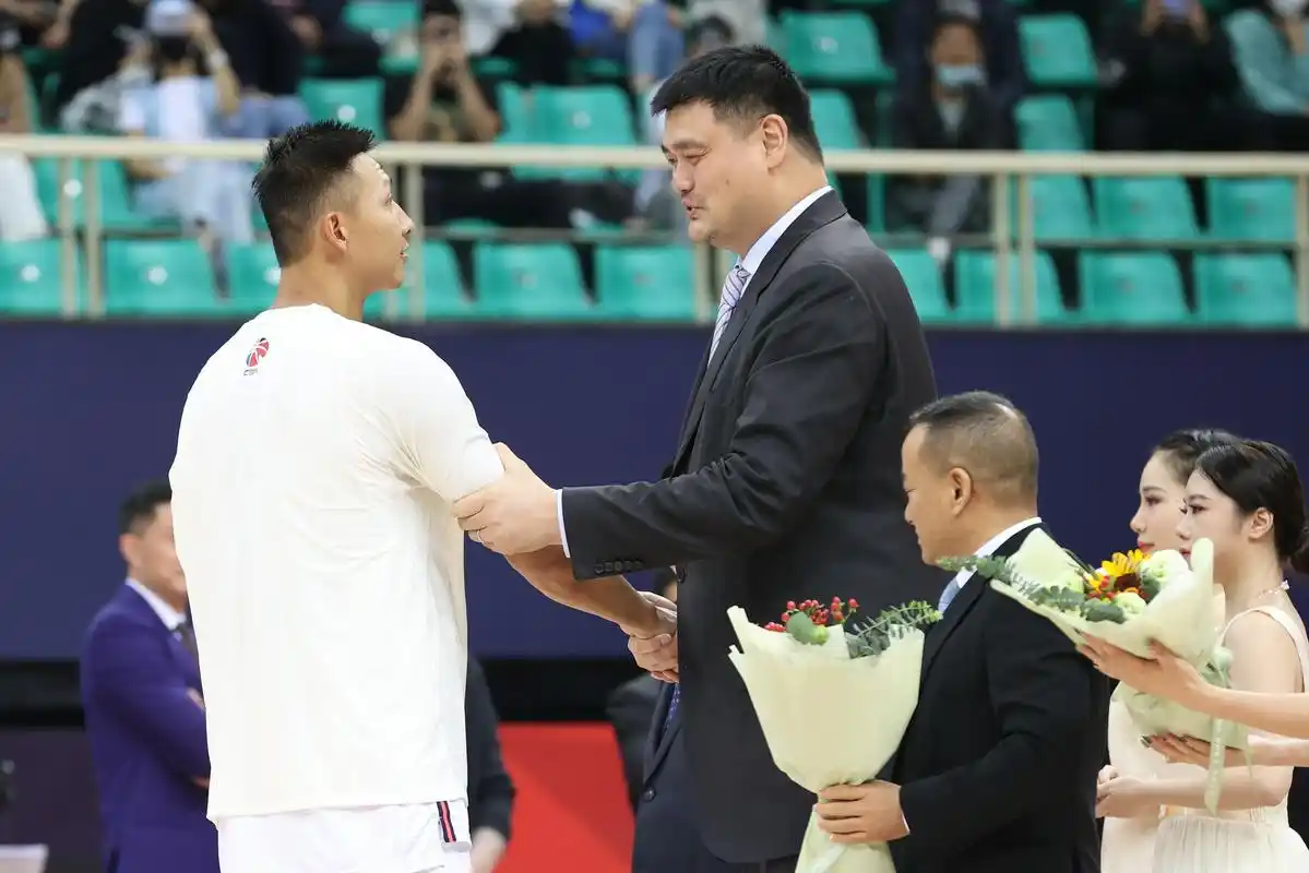 赛前,姚明拉着易建联寒暄.