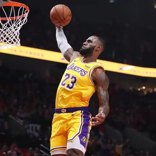 詹姆斯扣篮霸气四连拍!