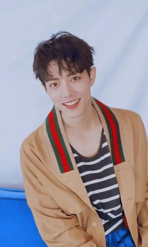 败了这撩人的少年感肖战一笑怕是连滤镜美颜都为之倾倒