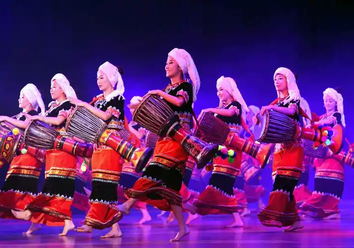 2015年5月23日,演员在"天赐普洱"大型歌舞展演上表演拉祜族舞蹈.